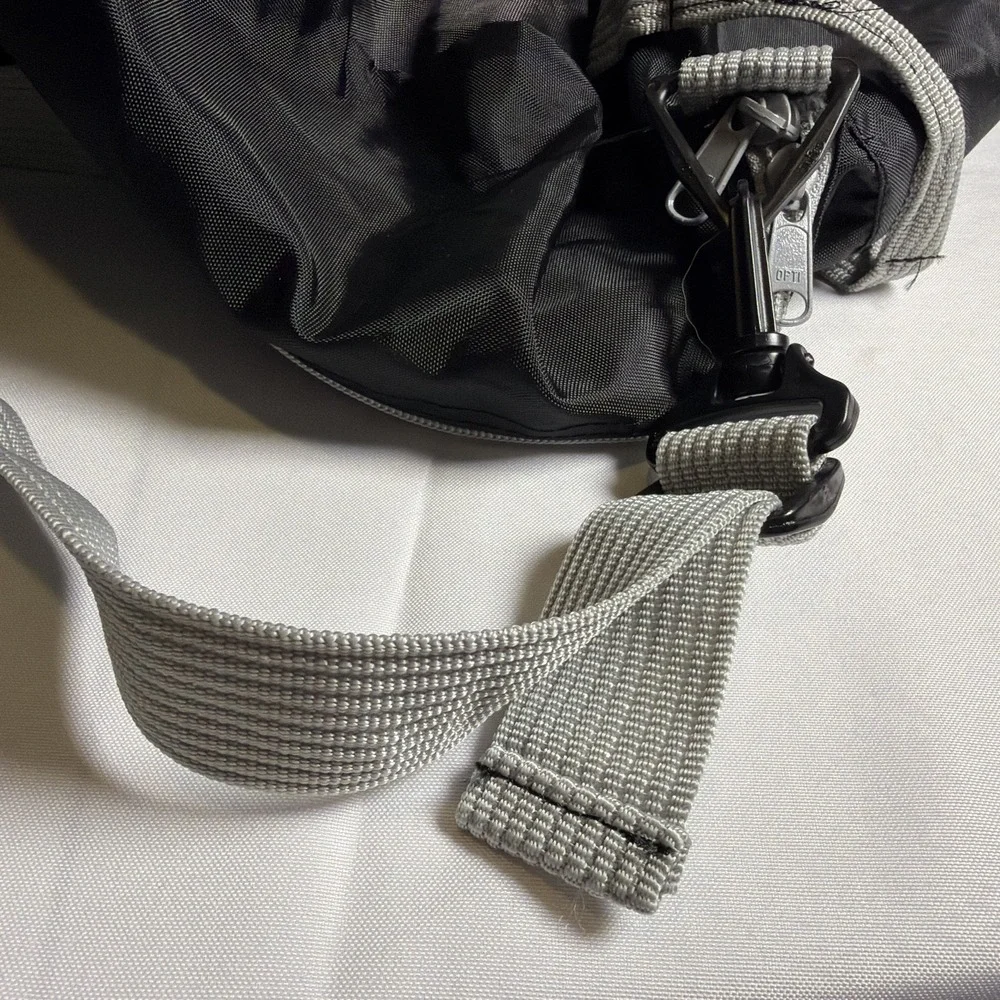 Nike XL Duffle Bag with Adjustable Shoulder Strap Black/grey 28